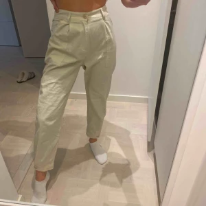  - Oanvända byxor från ginatricot. Frakt tillkommer 63kr