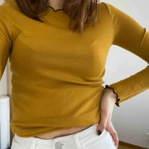  - Senapsgul tröja från Zara. Köparen står för frakten 