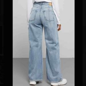 Jeans från Weekday i modellen Ace och storlek 25/32! I fint skick! Kan frakta eller mötas i Sthlm💕