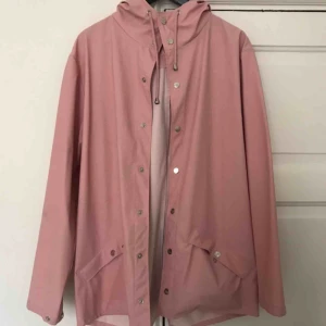  - Superfin regnjacka från Rains, knappt använd, i princip nyskick utan fläckar eller liknande.   Hämtas i stockholm eller så tillkommer frakt. 