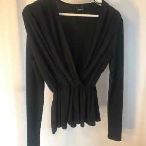  - Draperad blus i polyester!  Sitter superfint på ❤️