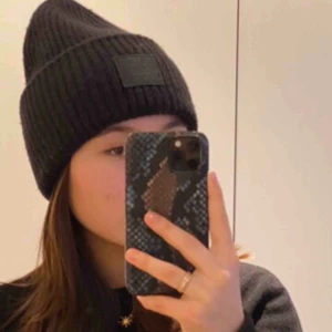  - Jätte fin äkta acne studios mössa! Köpte den för ungefär ett år sen så har inte kvittot kvar:( den är jätte skön och super varm. Den är jätte lätt att matcha till vilken outfit som hälar, super snygg och basic!