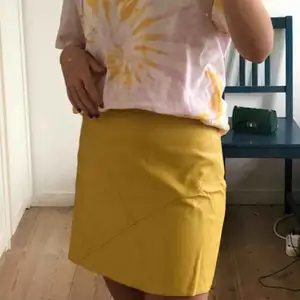 Super fin gul kjol från Zara💛 Använt kanske 2 gånger, eftersom den är lite för stor för mig :)