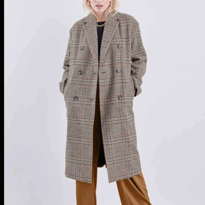  - Snygg rutig kappa från gina tricot. Köpt på gina tricot I höstas för 900 men säljer nu för 250!