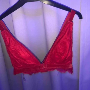  - Spetsbh/topp från Victoria secret. Välldigt skön att ha men endast provad. Köparen står för frakt