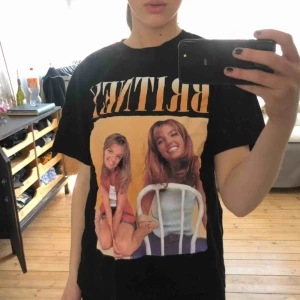  - Cool Britney Spears t-shirt i mycket bra skick, passar alla storlekar beroende på hur oversized man vill ha den!   Jag är 181 cm lång 💖 Frakt tillkommer och budgivning är helt okej!  