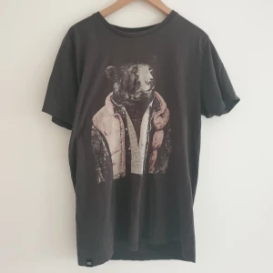 T-shirt med björn - Snygg t-shirt i 100% fairtrade bomull! Frakt ingår i priset!