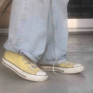  - Gula Converse! 💛 Dom är riktiga och i bra skick. 