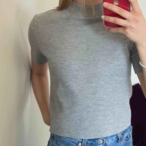  - Superskön och fin t-shirt med mock-neck från Zara. Den är lätt ribbad och i ett lent material. Storlek S men passar även XS🥰
