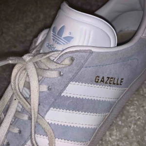  - Super snygga ljusblå Adidas skor i modellen Gazelle. Säljs då dom va för stora och inte kommit till användning. Kontakta vid frågor och mer information💙🤍