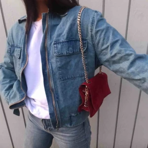 Jacka - Den perfekta Jeansjackan! Hittad secondhand förra sommaren🤩 säljer pga kommer inte till användning men älskar modellen, färgen och detaljerna med fickorna och dragkedja🤤 storlek står ej, passar allt från XS-L👍🏼 (frakt tillkommer och landar 65kr)