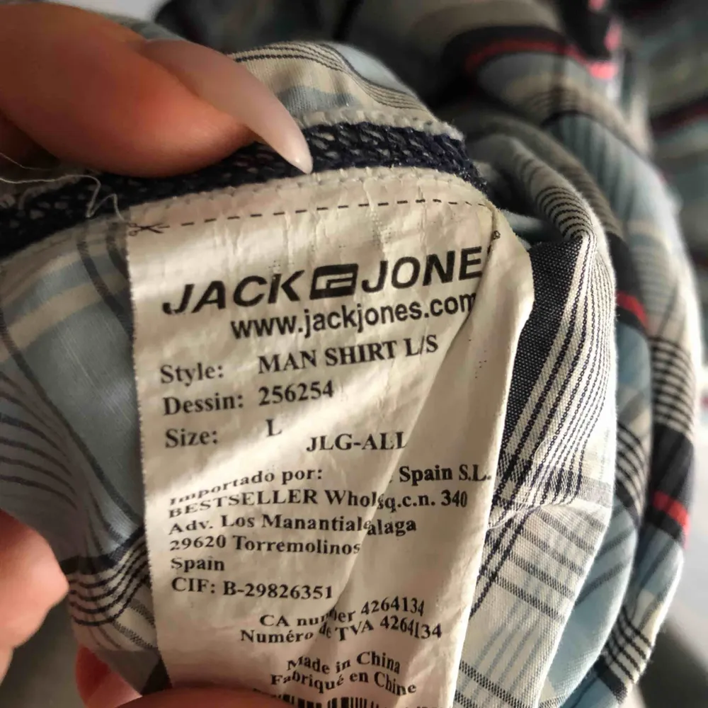 Snygg, randig skjorta från Jack&Jones! Sparsamt använd!  Hämtas hos mig på Kungsholmen eller skickas mot frakt på 42 kr 💌. Skjortor.