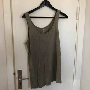  - Grönt linne från H&M, är lite längre än ett vanligt linne men snyggt att stoppa i jeansen eller en kjol. Köparen står för frakt 🤠