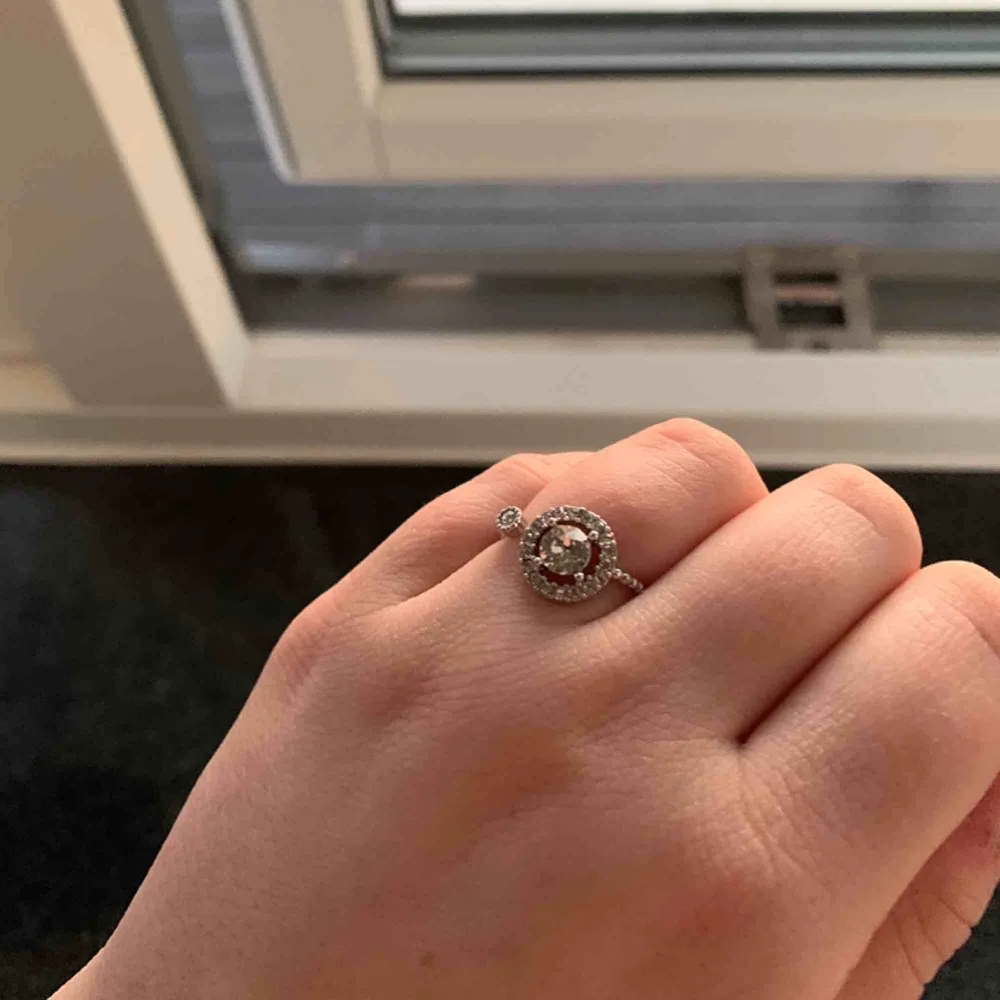 PRISET ÄR INKLUSIVE FRAKT!  Ring från Lily & Rose, använd fåtal gånger. One size som går att töja ut. Kristaller: Swarovski Färg: Silver Material: Brass. Accessoarer.