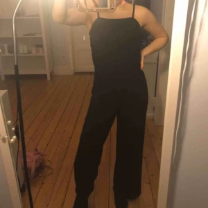  - Svart jumpsuit, vet tyvärr dock inte var den är köpt men jag köpte den iallafall i spanien! Den är väldigt liten i storlek! Passar mig nästan (lite stor) som är 150cm. Axelbanden är justerbara ❤️ 