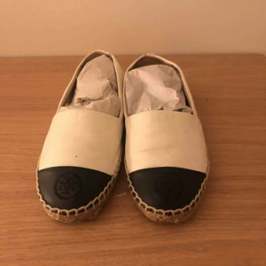  - Tory Burch ballerina. Nypris 1999kr på NK. Välanvända därav lågt pris. 