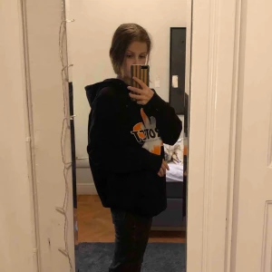  - Hoodie från weekday med texten ”protect me from heavy social media use” Sparsamt använd och därför i nyskick. Kan mötas upp i stockholm, annars står köparen för frakt!