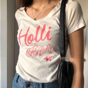  - Nu är denna Hollister tröja till salu! Den är mycket använd och är lite noppig, men därav priset och annars är den i hyfsat bra skick. 🕊🕊