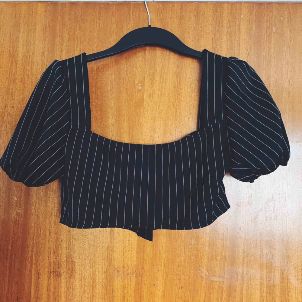 Svart crop top med lite detaljer längst fram🤩 . Toppar.