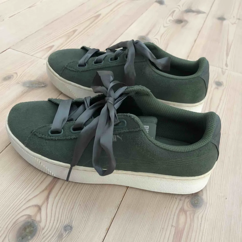 Säljer dessa mörkgröna puma skor🧚‍♀️🧚‍♀️ Skorna är i bra skick och de är sparsamt använda:) Köparen står för frakten! . Skor.