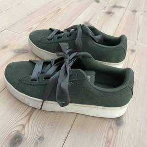 Säljer dessa mörkgröna puma skor🧚‍♀️🧚‍♀️ Skorna är i bra skick och de är sparsamt använda:) Köparen står för frakten! 