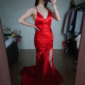 Balklänning S - Säljer min oanvända balklänning i storlek S (endast testad) pga att den inte riktigt passade mig. Den har släp, öppen rygg, vadderade kupor och en slits där fram. 450 kr 💃 ❤️ 