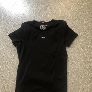  - T-shirt / topp från esprit! Står storlek L men funkar för den som har S eller M. 