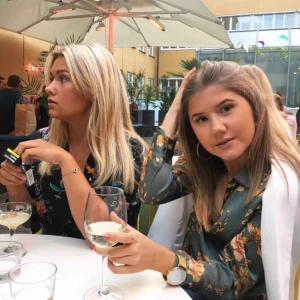  - Silkig blus från Zara, använd ett fåtal gånger.