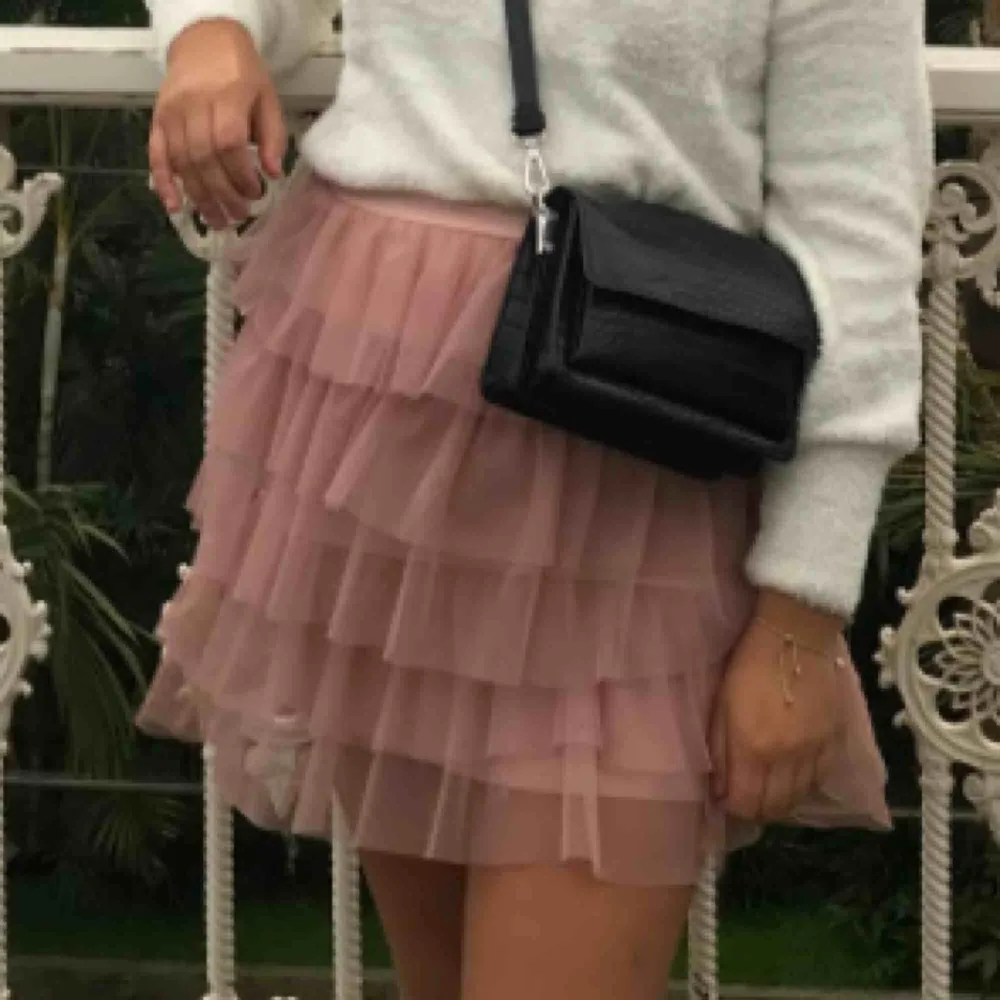 Rolig och söt gammalrosa kjol med volanger! Köpt i Frankrike och säljer för att den är lite liten för mig!   Frakten ligger på 44kr och betalas av köparen💫. Kjolar.