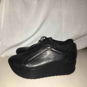  - Helt oanvända sneakers, supersköna och snygga! Ca 900kr nya. Köparen står för frakten!