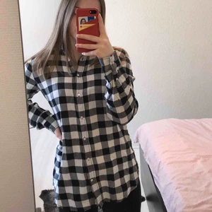  - Rutig skjorta från H&M i storlek 34. Färgen visas bäst på första bilden. Nästan aldrig använd, fint skick! Fraktkostnad tillkommer