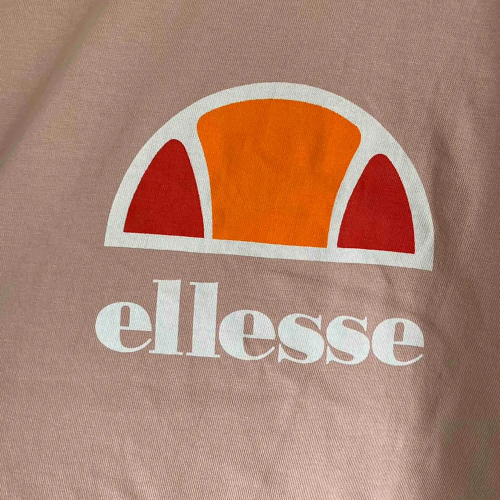 Superfin oversize Ellesse tröja! Oanvänd så är ni nyskick! 🥰🥰 köparen står för frakt❤️ . Skjortor.