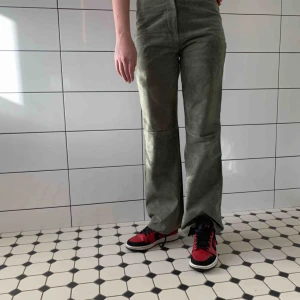  - Jättesnygga mockabyxor från Saintropez i en asball grön färg. Fraktkostnad tillkommer!!🥰🥰