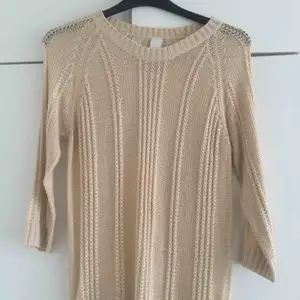 Snygg ljus beige stickad tröja! Lite oversized