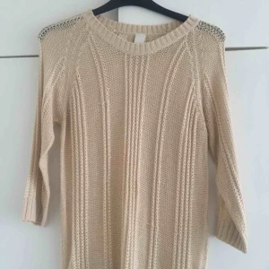  - Snygg ljus beige stickad tröja! Lite oversized