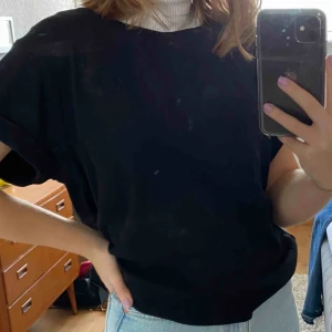  - Svart t-shirt från carin wester Jättefint skick, knappt använd Säljer då jag har för många svarta t-shirts😬