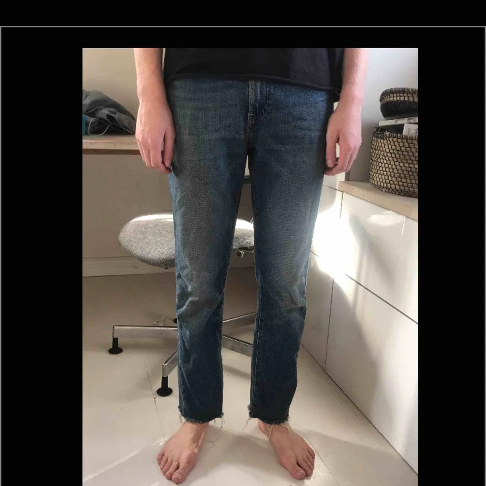 Säljer dessa Levi’s-jeans från herravdelningen. De är avklippta längst ner och jag är 1.89 cm. Jag möts upp i Stockholm eller fraktar! Kan självklart skicka fler bilder om det önskas!. Jeans & Byxor.
