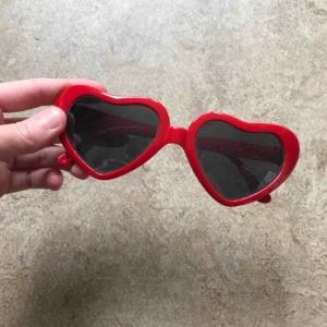  - Hjärtformade solbrillor från hm. Köparen står för frakt alt möts upp i Stockholm. 