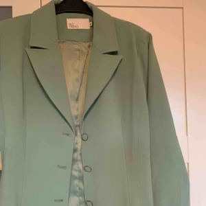  - Grön kavaj från Nelly. Aldrig använd, nyskick. Storlek S. Pris-200kr 