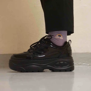  - Oanvända och fina platåskor! Svarta och skinande 🐃. 