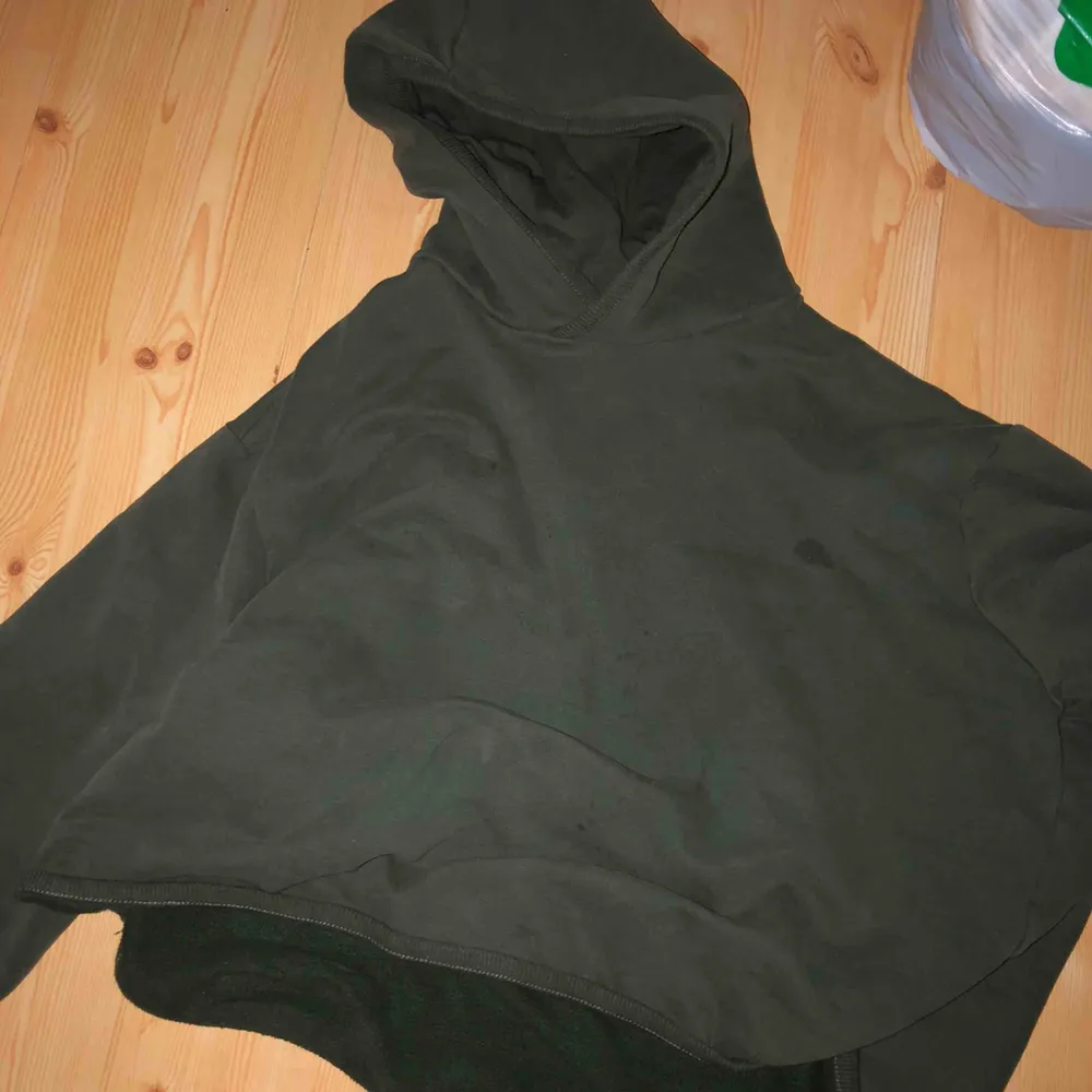 • grå hoodie passar en s!🍒 • grön hoodie passar alla från weekday!🍒. Hoodies.
