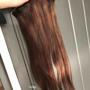  - Äkta löshår i en rödbrun färg. Färgen är som bild ett! Ca 50 cm långt, kan behövas klippas igenom lite 