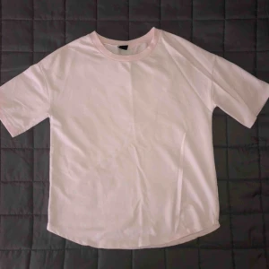  - SKITSNYGG ”t-shirt” om jag får säga det själv, något tjockare än en vanlig t-shirt men fortfarande tunn liksom! Jättefin ljusrosa färg och perfekt till en kjol i sommar eller ett par jeans!! Köparen står för frakten.