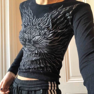  - Cool nylontröja med tigerprint