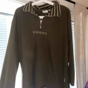  - Jättefin mörkgrön tröja med lite detaljer, det är ganska tunt material!! Bra skick💕💕