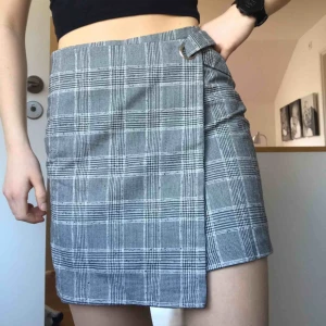  - Rutig kjol från HM, använd max 3 gånger. Säljer pga att den inte är min stil. 