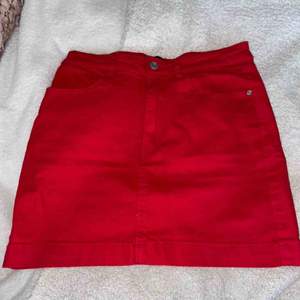 Röd jeanskjol från Prettylittlething, storlek 36 men är själv en 34:a och den passar perfekt, använda fåtal gånger