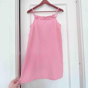 Rosa A-formad kortare klänning i strl S. Lapp kvar ☺️ 150kr inkl frakt 🥳