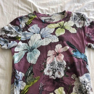  - T-shirt från jack and Jones i storlek small. T-shirten är lika med blommor på och på ryggen står det ”fiji” och 89