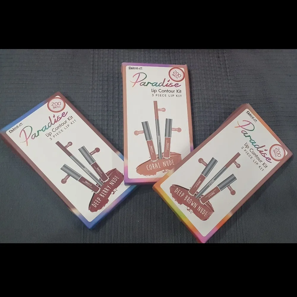 Säljer 3 paket helt nya set för läpparna. 1 set innehåller: penna för läpparna, läppstift Glossy & läppstift Matte. 3 olika nyanser. Frakt: 44kr. Accessoarer.